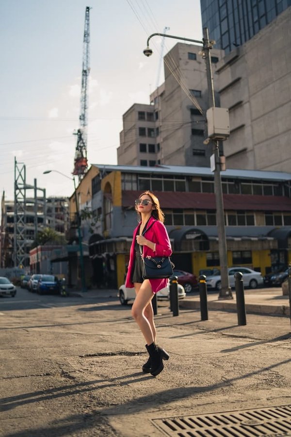 Techniques pour incorporer des touches métalliques dans une tenue décontractée